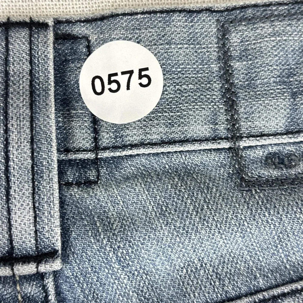 Rock & Republic Jeans Mens 32x30 Blue Denim Straight Leg Classic Fit Distressed‎